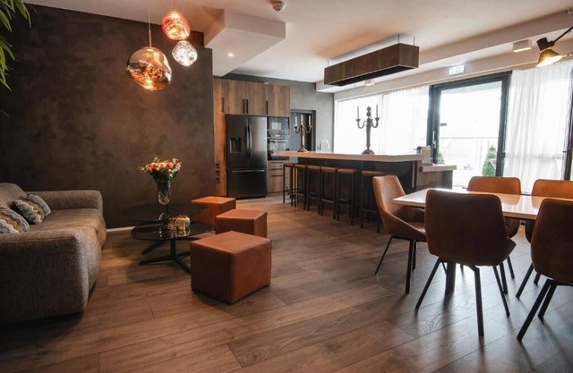 B14 Unique apartment down town