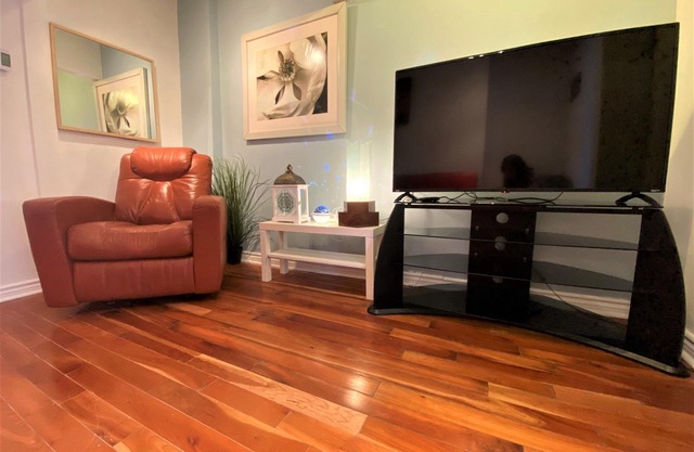 B23~Sunny Terrace+17 Bed/Sofa bed+6 Room+6 Full Bath+Free parking~100 WalkScore