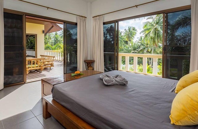 BAAN SAM SAO- Elegant 3 bd villa with large pool & tropical garden