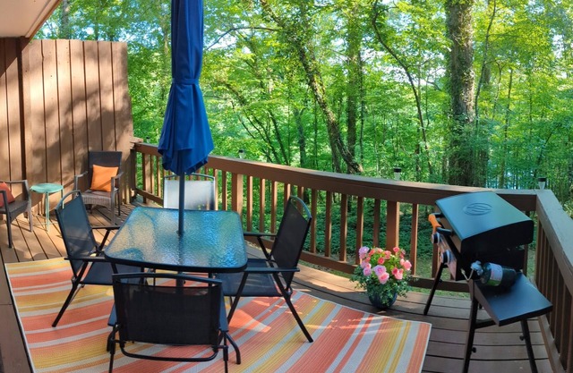 Back of the 9 - Charming townhome w/lake views