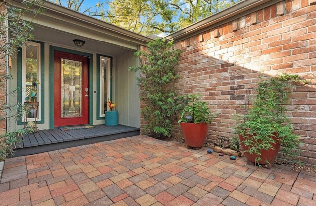 Back to Nature Home in the Heart of The Woodlands!