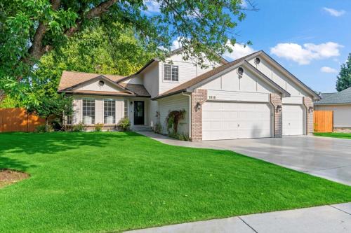 Backyard Bliss Bbq, Fire Pit, Patio, Sleeps 12