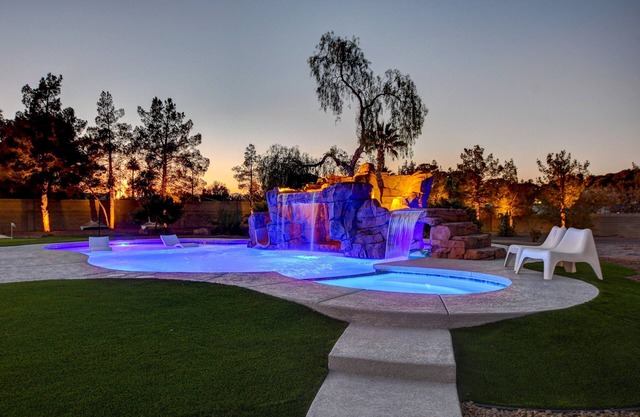 Backyard Paradise resort home minutes to the strip!