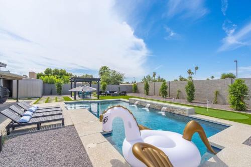 BackyardOasis - FamilyRetreat Villa - HeatedPool