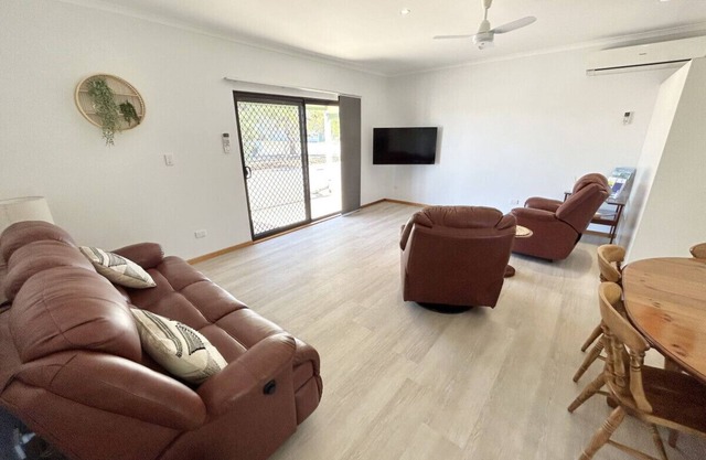 Bailey's Place - Freshly Renovated 3 BR Home Close to Beach