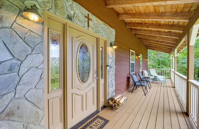 Bakersville Retreat w/Deck, Fire Pit & Grill!