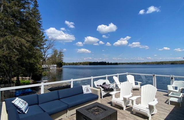 Bala Charm (Muskoka Lake)nEnjoy your stay! Charming cottage Muskoka lake views!