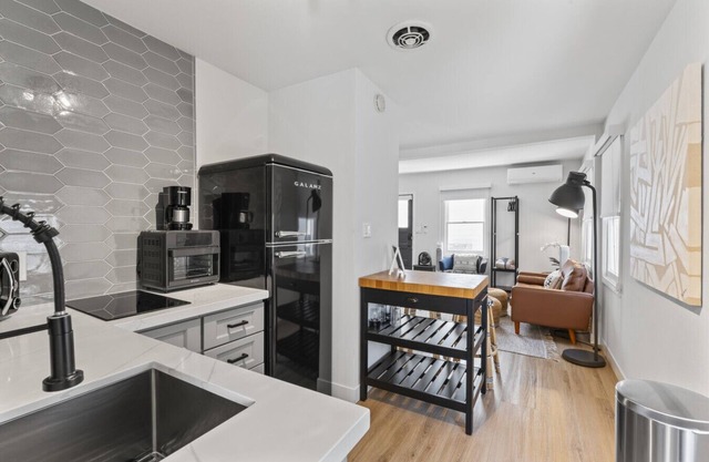 Balboa Island Cottage- Air Conditioning! Walk to Ferry!