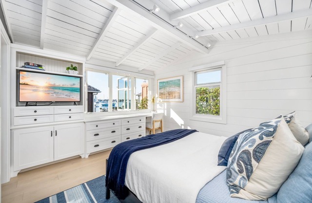 Balboa Island Luxury Penthouse Suite With Bay Views