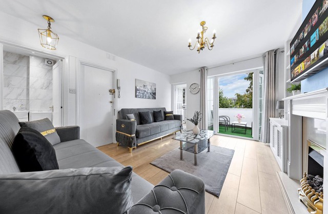 Balcony 2BR Luxury Top Floor Escape Kensington