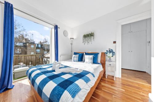 Balcony Blue Theme 1 Bedroom Central London Luxury Flat Near Hyde Park! Accommodates up to 6! Double Sofa Bed and Next to Station!