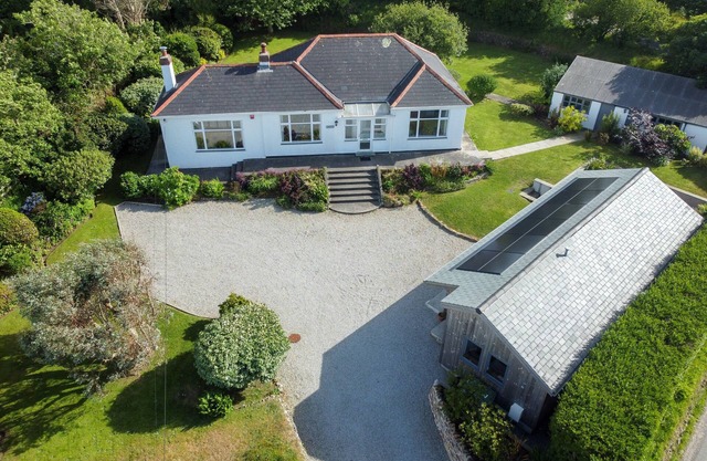 Balglaze, beautiful house & Cabin, large garden, near beach & village amenities