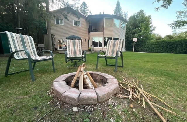 Balsam Lake Beauty! Waterfront in the Kawarthas! Sleeps 10!