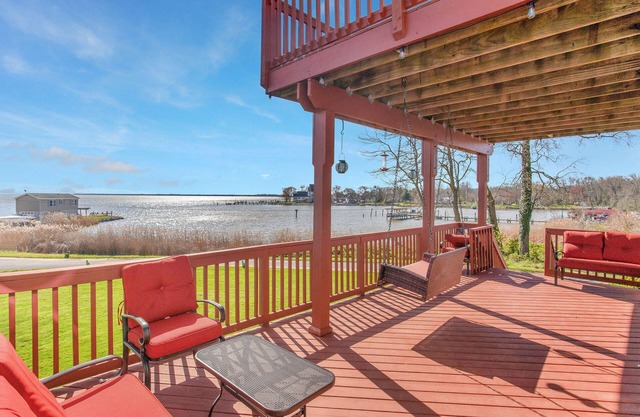 Baltimore Waterfront Home, fire-pit, picnicshed,14 mi to Inner Harbor, sleeps 18