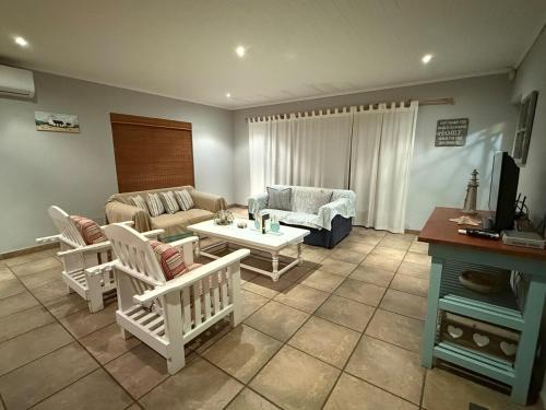 Barking Beach Cottage, Sandbaai - Pet Friendly