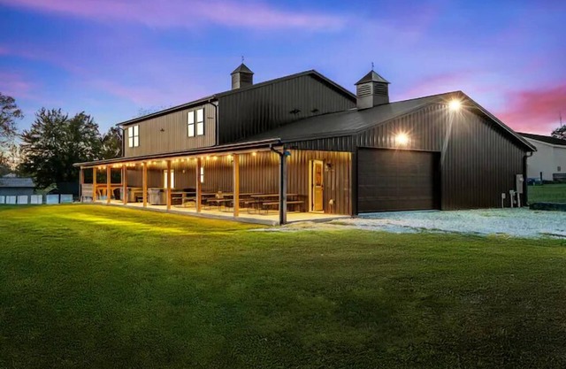 Barn! 2-Hole Golf Course, BBall, Wiffleball, Soccer, Theater, Arcade, 2 Hot Tubs