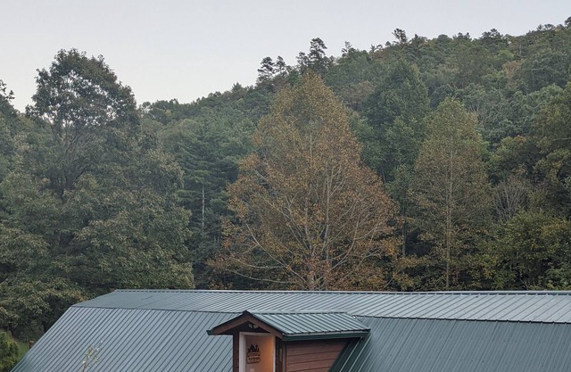 Barn Loft Apartment (Barn dominium) on 60 Acres with Waterfalls