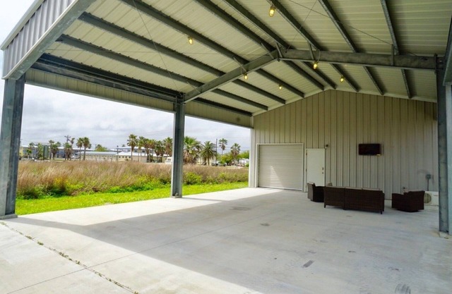 Barndominium 1 Block from Boat Dock - RV Hookup Available