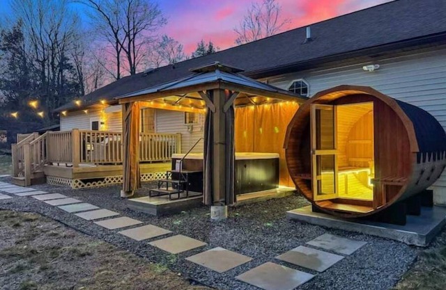 Barrel Sauna, Hot Tub, Firepit, Game Room, EV Charger