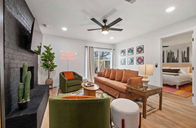 Barton Hills Home + Hot Tub - Magdalena 1!