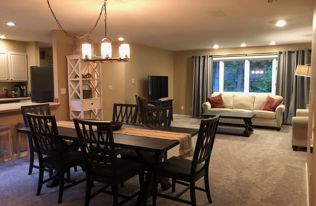Base of Alyeska, walk to attractions, beautiful vacation home!