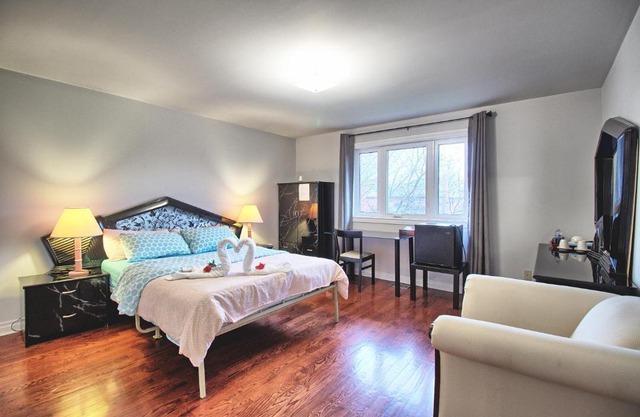 Basement large Room with Private Bathroom and Free Parking