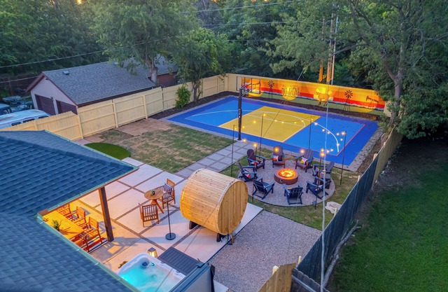 BasketballPickleball Court-Putt Putt-Hottub-Gameroom-Centrally Located