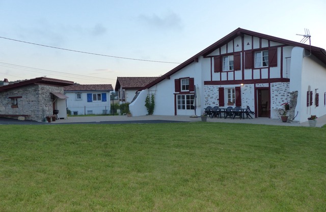 Basque house 6 a12 pers. Swimming pool. Guéthary close to the sea