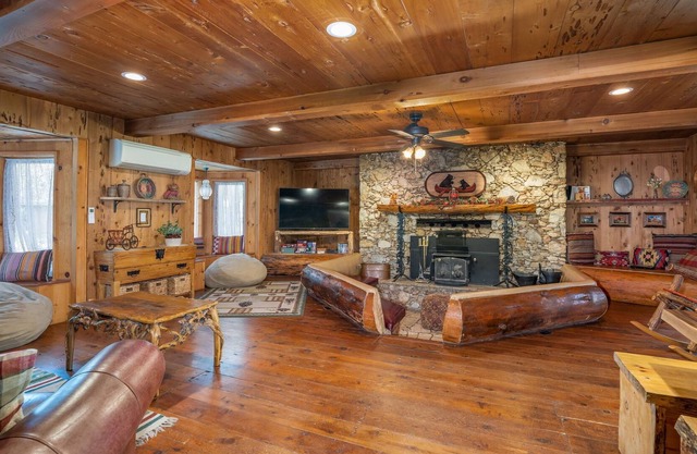 Bass Lake's FunkyButt Cabin - Pet Friendly w/ Hot Tub, firepit, and more!