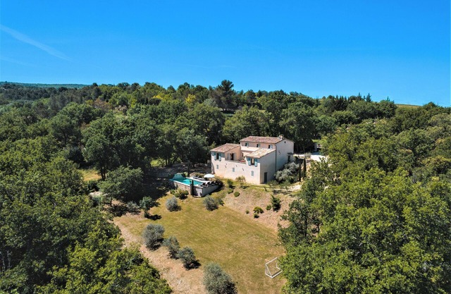 Bastide with heated swimming pool in the Luberon Provençal