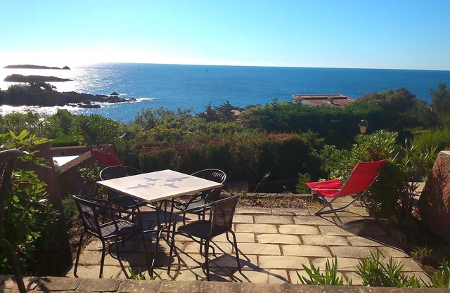 Bastidon 180 ° sea view, at the foot of the Esterel, calanques and sandy beaches