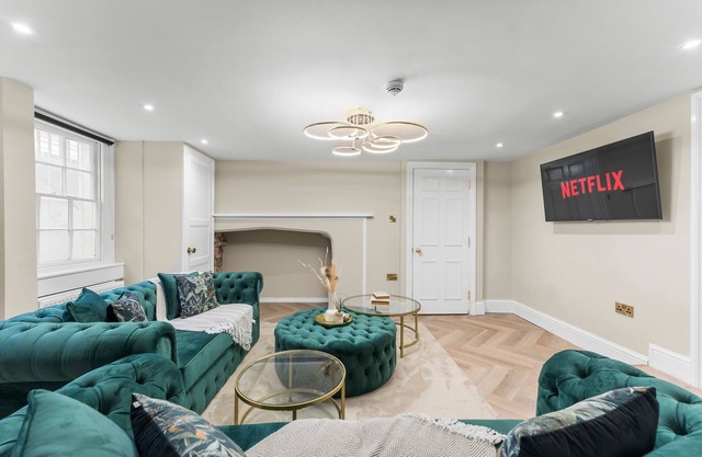Baths Ultimate House Sleeps 40