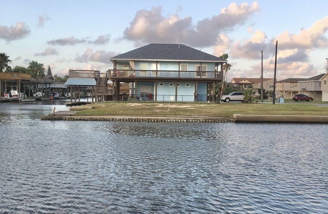 Bay Breeze - Waterfront, No Side Neighbors. Kayaks, Cornhole, BBQ , Pet Friendly
