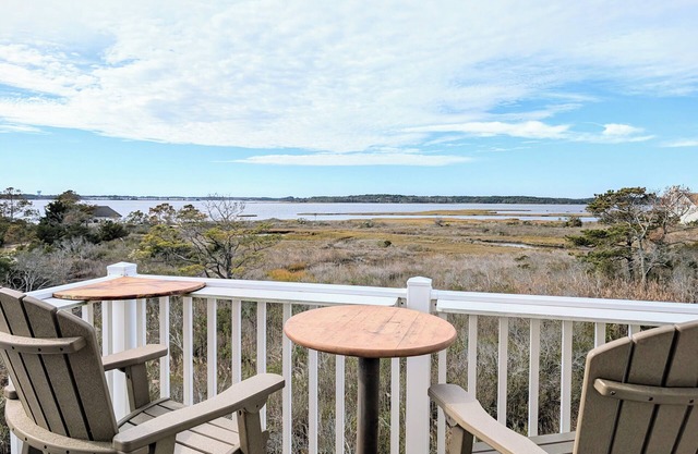Bay Front 4BR End-Unit Townhome with Stunning Views–Salt Meadows, Fenwick Island