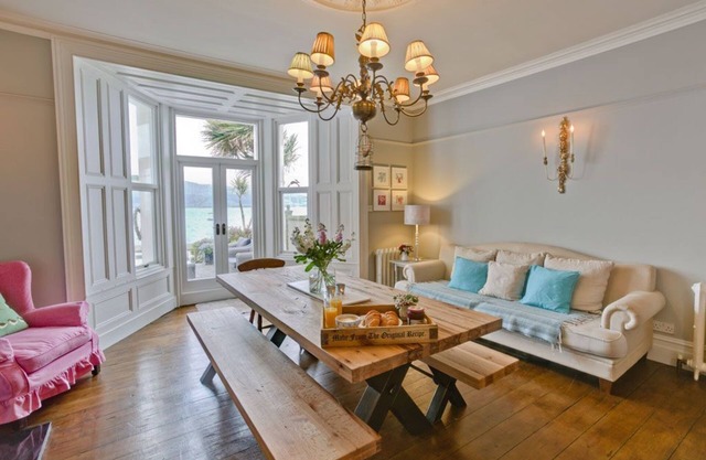 Bay House - a coastal that sleeps 12 guests in 6 bedrooms