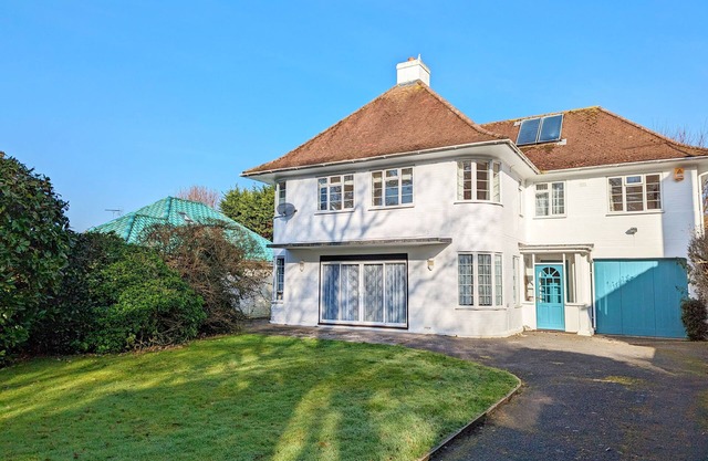 Bay House, Aldwick Bay - sleeps 7 guests in 4 bedrooms
