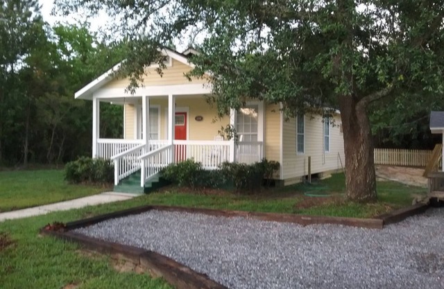 Bay Old Town Cottage-Southern charm & location.