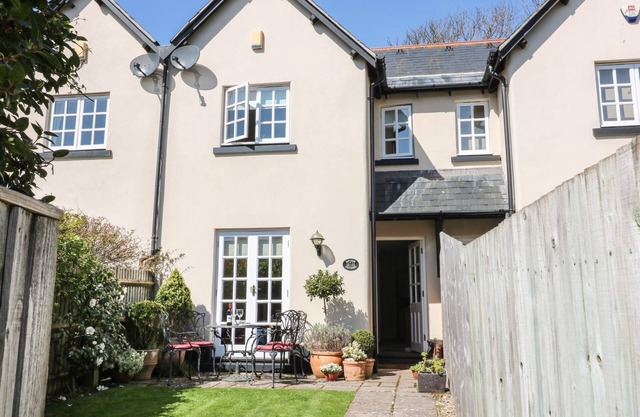 BAY TREE COTTAGE, family friendly, with a garden in Thurlestone