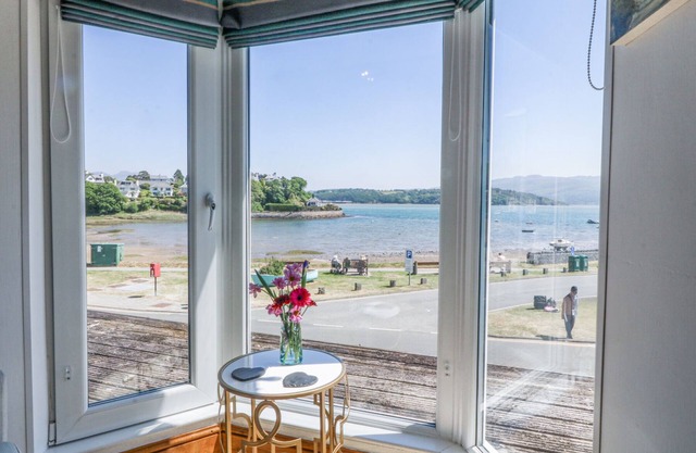 BAY VIEW APARTMENT, pet friendly in Porthmadog
