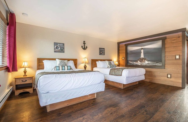 Bay Watch - 1 Bedroom Suite with 3 Queen Beds at Wanderlust Inn, Pet Friendly