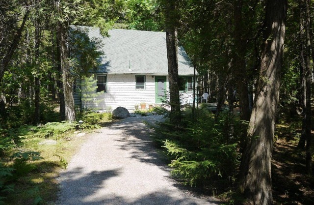 Bayberry Cottage - Storybook cottage in the lovely woods of Pretty Marsh