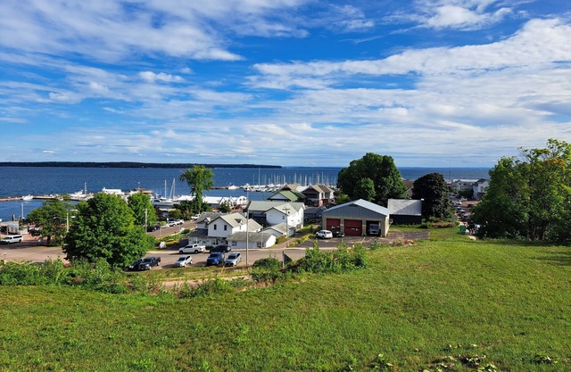 Bayfield Oasis: Stunning Lake Superior views within walking distance to town!n