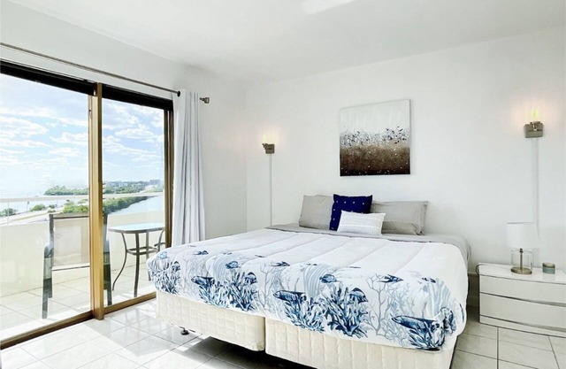 Bayfront apartment with Breathtaking views. 1 bdr w/balcony . Free Parking