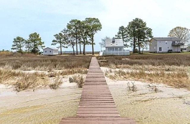 Bayfront Beauty with Beach and Boatslip!