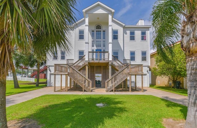 Bayfront home 4 large bedrooms with sunrise and sunset over the water