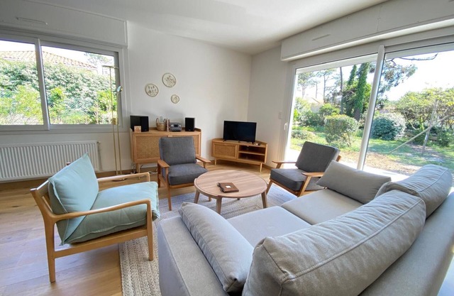 Bayle, Logement Près de L'océan et du Centre-ville