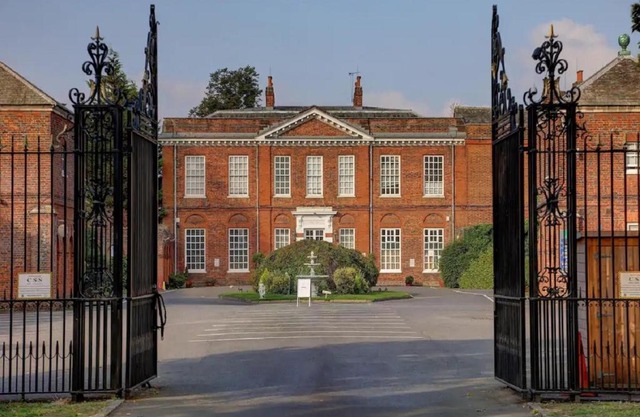 Baylis Park Hotel