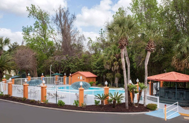 Baymont by Wyndham Lake City I-75