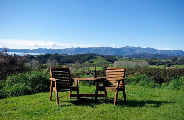 Bayridge: Jewel of Golden Bay with stunning views and close to town