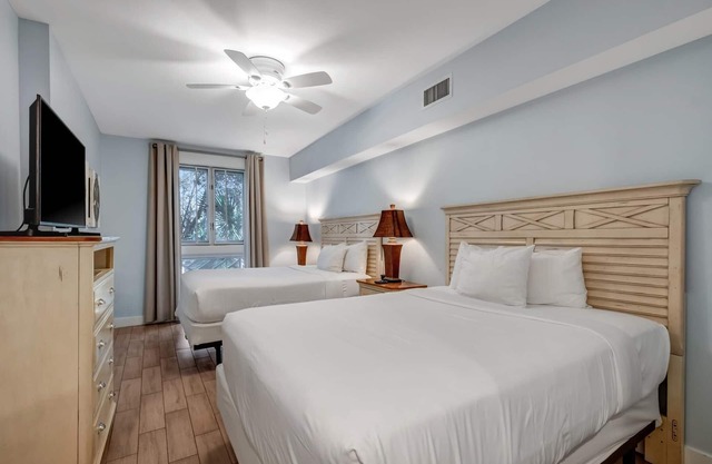 Baytowne Wharf Studio Retreat - Your Cozy Getaway for Four in Sandestin at Sandestin Golf and Beach Resort!